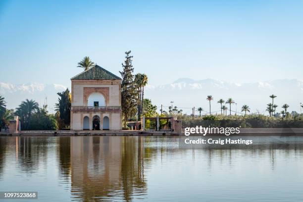 view of the famous landmark menara gardens in marrakesh morocco - atlas figura mitológica - fotografias e filmes do acervo