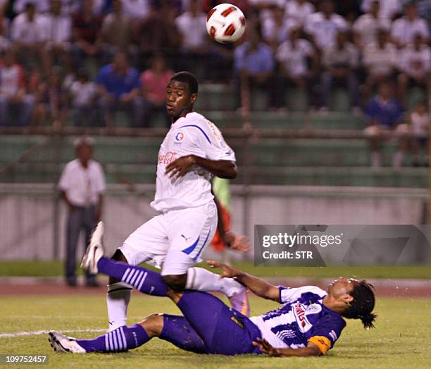 Juan Carlos Garcia of the Honduran team Olimpia vies for the ball with Armando Alonso of the Costa Rican team Saprissa during their Concacaf...