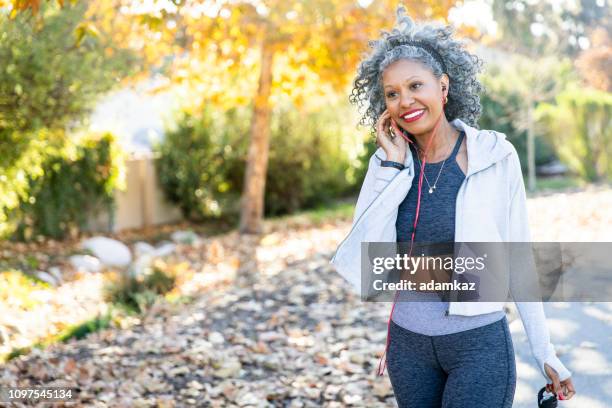 a black woman working out in the city - leaving california stock pictures, royalty-free photos & images