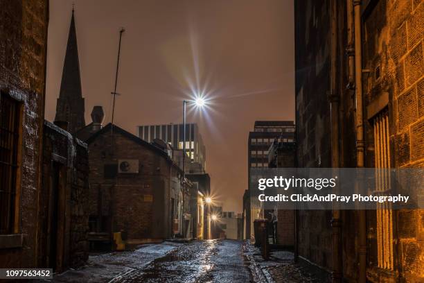 alley and spire - glasgow scotland stockfoto's en -beelden