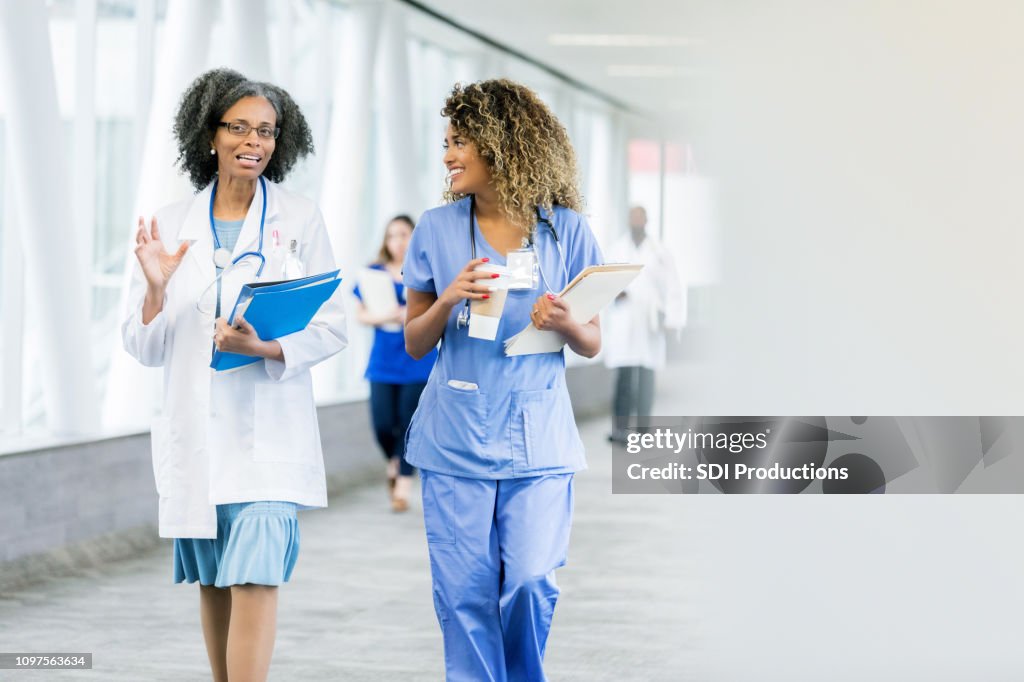 医療従事者が病院の廊下で歩く