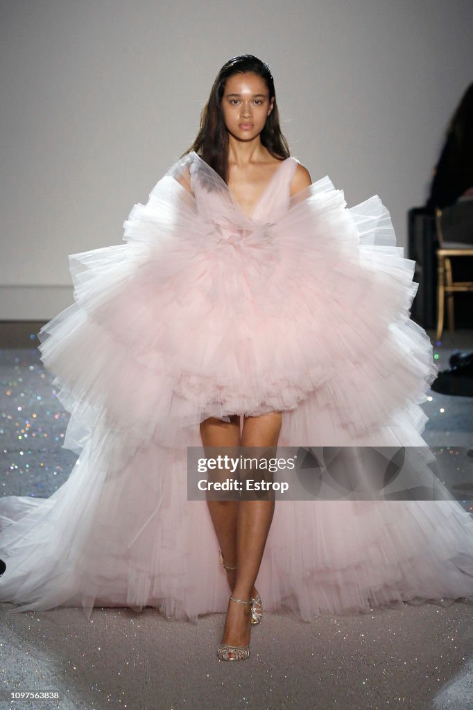 Giambattista Valli : Runway - Paris Fashion Week - Haute Couture Spring Summer 2019