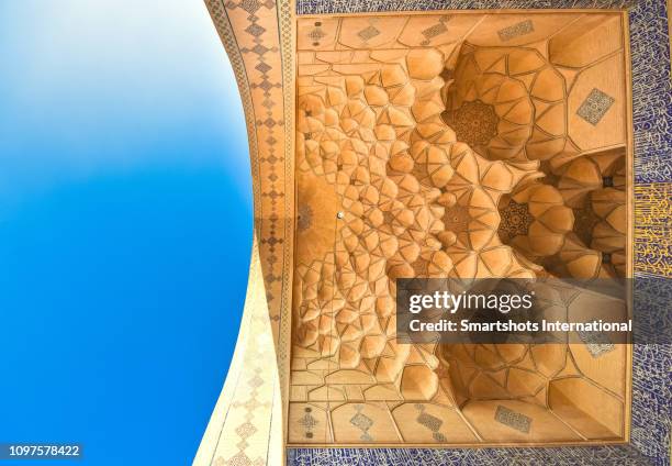 east iwan of masjed-e jameh mosque (friday mosque) of isfahan, iran - masjid jami isfahan iran stockfoto's en -beelden