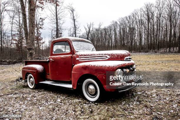 vintage old truck - old truck imagens e fotografias de stock
