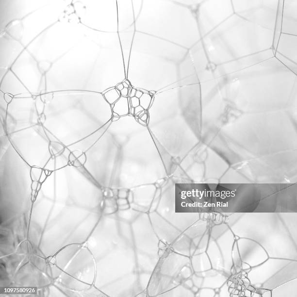 extreme close up of bubbles in black and white - texture mousse photos et images de collection