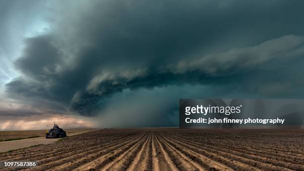 tornado intercept vehicle with a severe thunderstorm, colorado. usa - gepflügtes feld stock-fotos und bilder