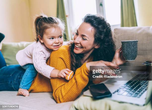 moeder en dochter hebben van online plezier - blogger woman stockfoto's en -beelden