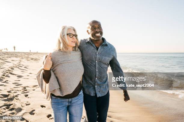 anziani attivi sulla spiaggia - anziani attivi foto e immagini stock