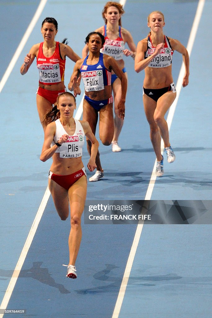 Poland's Renata Plis (C) competes in the