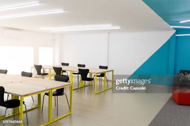 moderne freifläche coworking büro - open space office stock-fotos und bilder