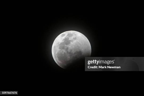 lunar eclipse - eclipse fotografías e imágenes de stock