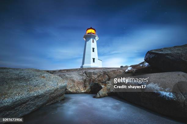 winter-nacht-leuchtturm - peggys cove stock-fotos und bilder