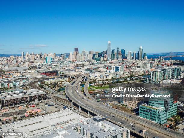 san francisco skyline au-dessus de l’autoroute 280 - mission bay san diego photos et images de collection