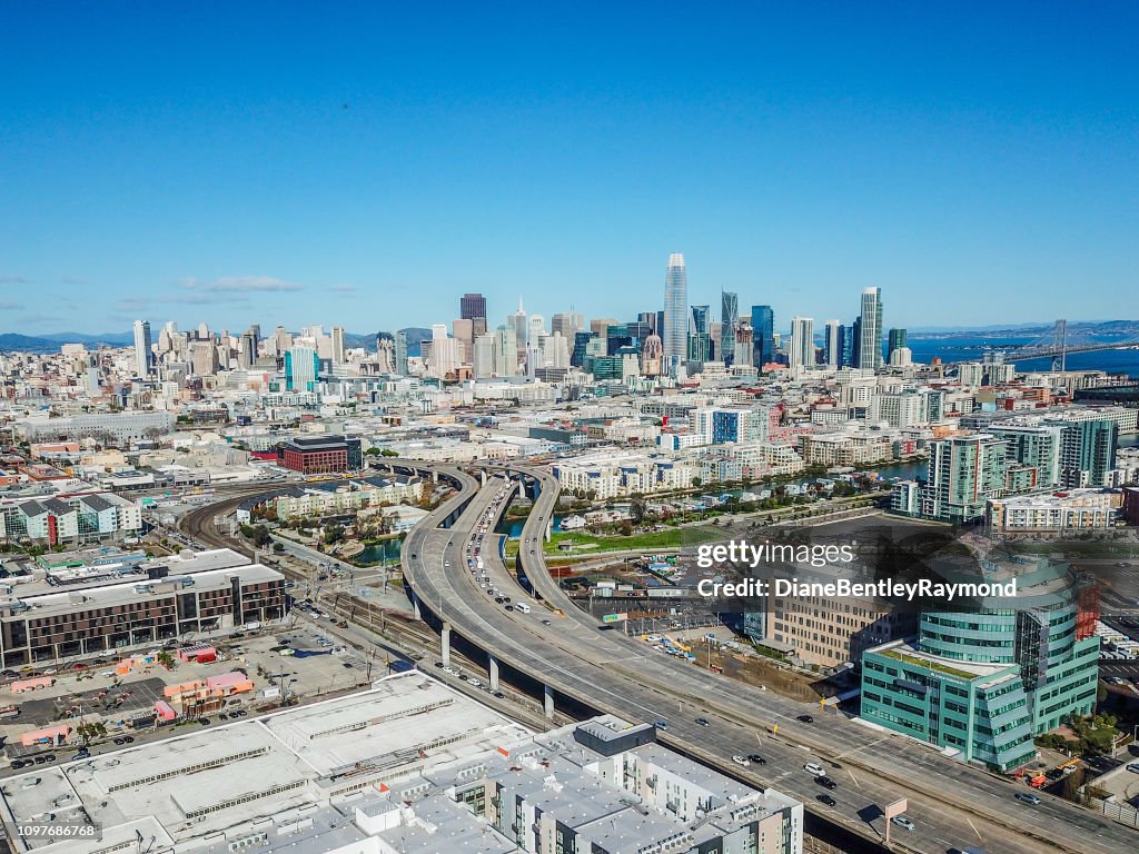 San Francisco Skyline boven de 280 Freeway