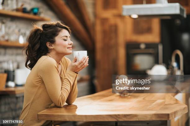 how i love the smell of coffee! - coffee at home imagens e fotografias de stock