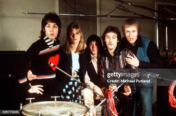 Paul McCartney, Linda McCartney , Jimmy McCulloch, Denny Laine and Geoff Britton of Wings in 1974.