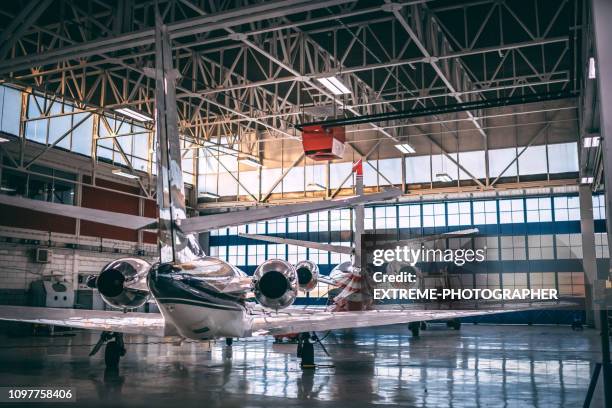 kleinflugzeuge dual-motor in einen flugzeughangar gespeichert - flugzeugrumpf stock-fotos und bilder