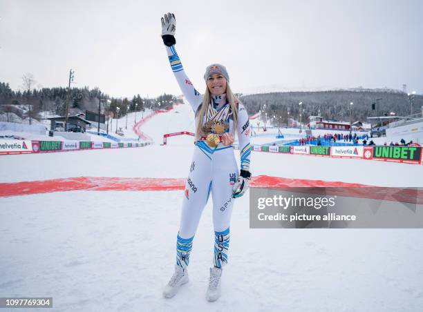 February 2019, Sweden, Are: Alpine skiing, world championship, downhill, ladies: Lindsey Vonn from the USA poses after the race with the medals of...