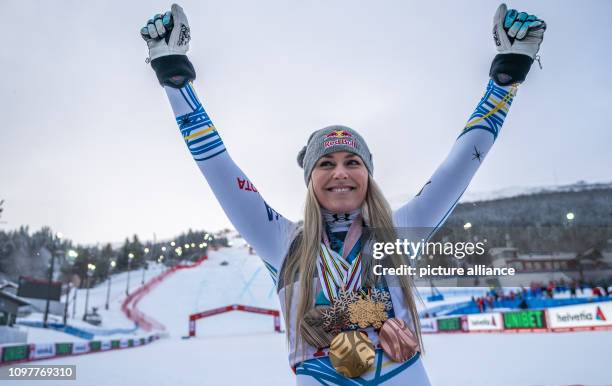 February 2019, Sweden, Are: Alpine skiing, world championship, downhill, ladies: Lindsey Vonn from the USA poses after the race with the medals of...