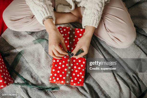 preparing gifts for christmas and new year - new year gifts imagens e fotografias de stock