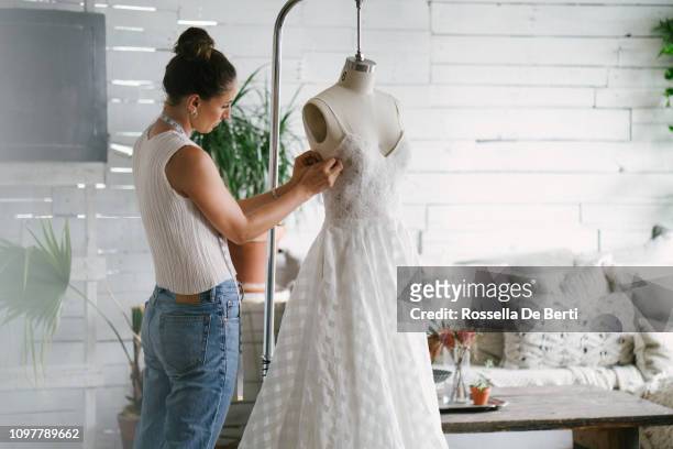 creación de vestidos de diseñador de moda - lace dress fotografías e imágenes de stock