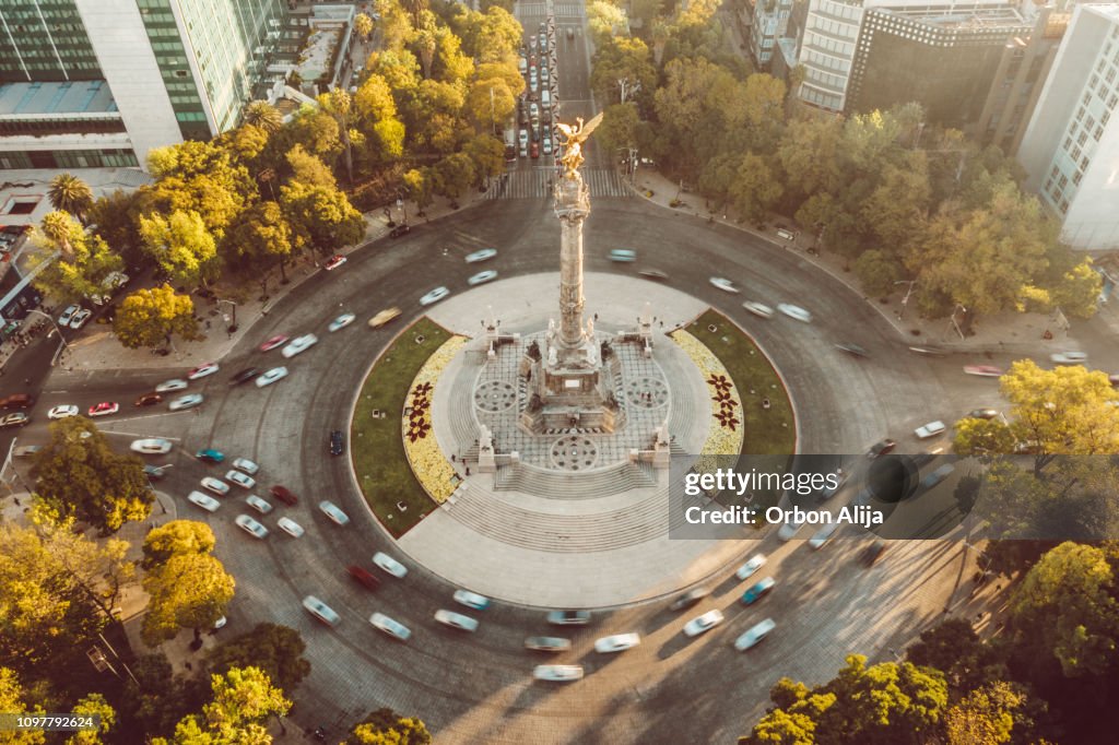 Ángel de la independencia en el tiro aéreo de la ciudad de México.