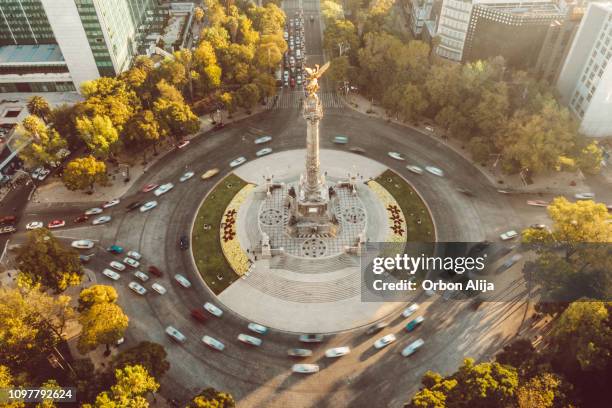 ángel de la independencia en el tiro aéreo de la ciudad de méxico. - ciudad de méxico fotografías e imágenes de stock