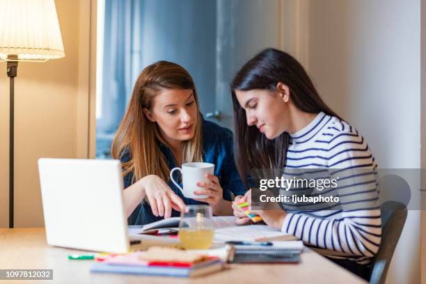 ihre tochter bildung beteiligt - eltern teenager stock-fotos und bilder