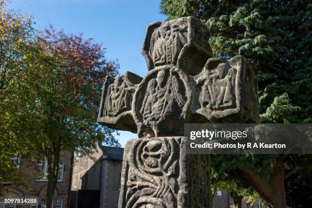 8th century saxon cross, eyam church, derbyshire, england - angelsächsisch stock-fotos und bilder