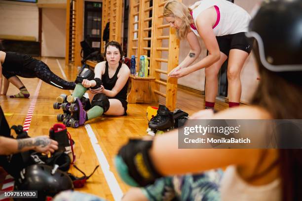 roller derby meisjes - bout stockfoto's en -beelden