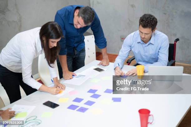 gruppe von geschäftsleuten beim business-meeting - design thinking stock-fotos und bilder