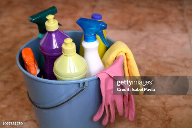 detergent bottles and cleaning supplies in a bucket. - lejía fotografías e imágenes de stock