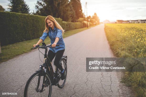 fahrrad unterwegs - e bike stock-fotos und bilder