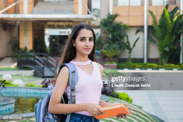 tag auf dem campus - indian beautiful girls stock-fotos und bilder