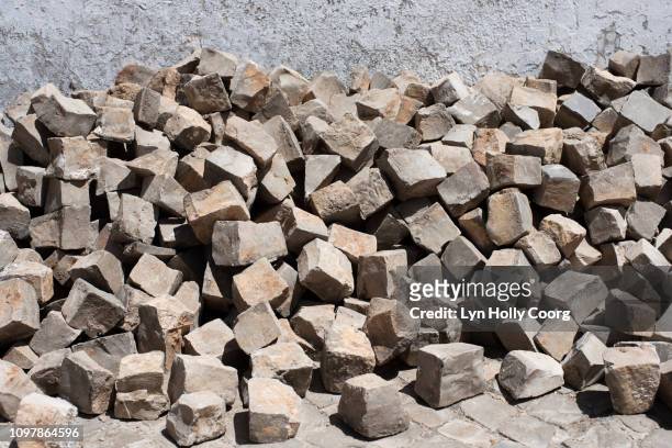 pile of portuguese granite stones - lyn holly coorg fotografías e imágenes de stock