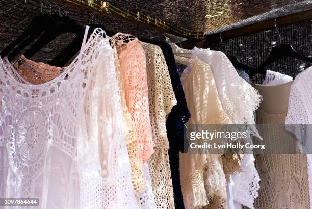 lace beach dresses for sale on market stall in spain - lyn holly coorg stockfoto's en -beelden