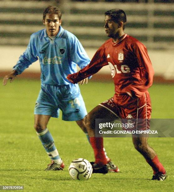 Colombian soccer player Fabian Vargas of America de Cali keeps the ball from Gonzalo Galindo of Bolivar, 20 February 2002 in La Paz, during the Copa...