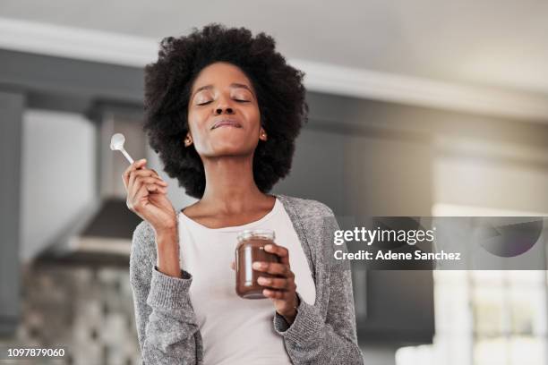 die süße art und weise den tag zu beginnen - chocolate eating stock-fotos und bilder