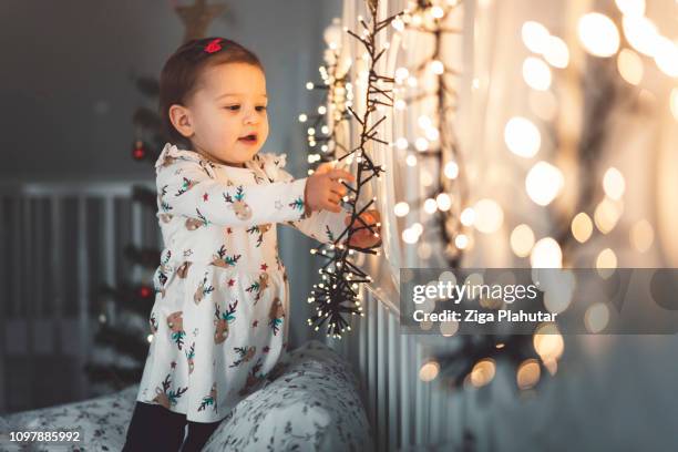 magische zeit des jahres - baby christmas stock-fotos und bilder