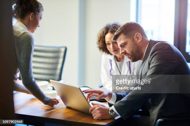 business medical meeting - administrador stock pictures, royalty-free photos & images