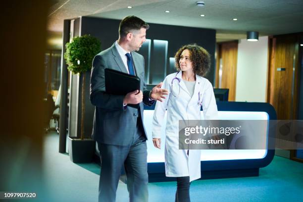 business medical meeting - administrador stock pictures, royalty-free photos & images