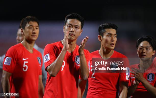 Kim Young-Gwon of South Korea applauds the crowd after the AFC Asian Cup round of 16 match between South Korea and Bahrain at Rashid Stadium on...