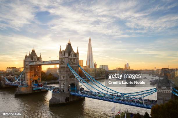 tower bridge and the shard at sunset, london, england, uk - fleuve tamise photos et images de collection