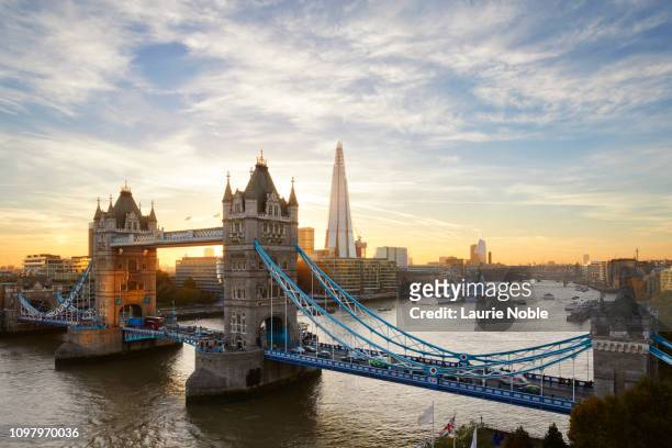 tower bridge and the shard at sunset, london, england, uk - internationaal monument stockfoto's en -beelden