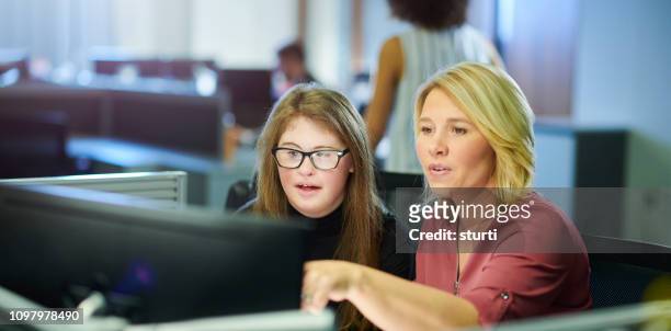 adolescente de trabajo oficina - differing abilities female business fotografías e imágenes de stock
