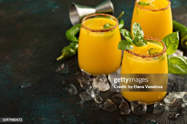 spicy mango margaritas with basil - barman tequila photos et images de collection