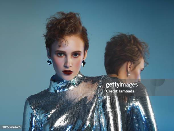 mujer y su reflejo del espejo - 80s fashion fotografías e imágenes de stock