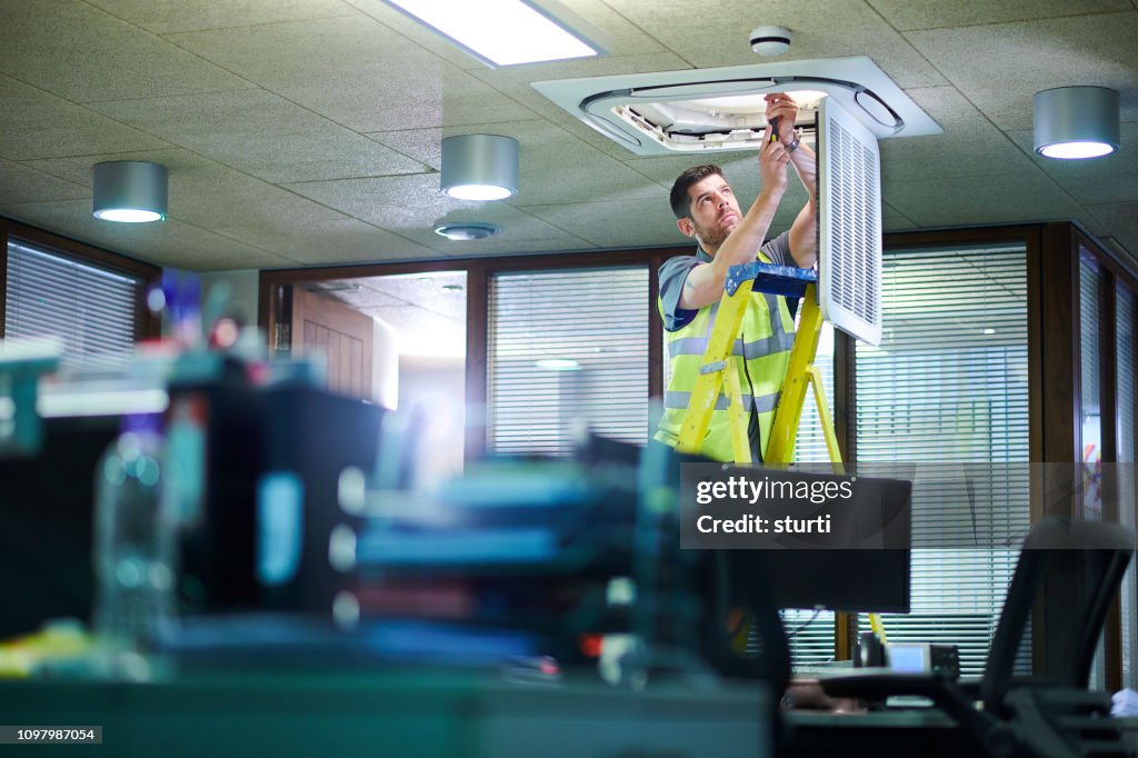 Technicien d’entretien d’air con