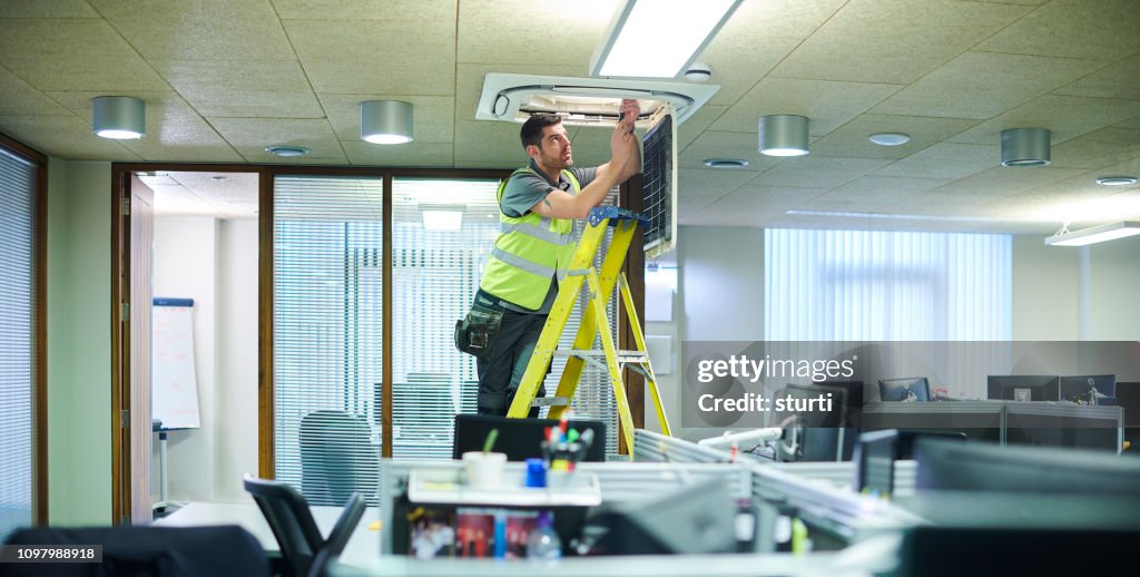 Air con maintenance engineer