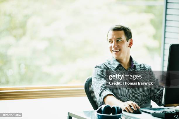 Customer Service Man Headphones Photos and Premium High Res Pictures ...